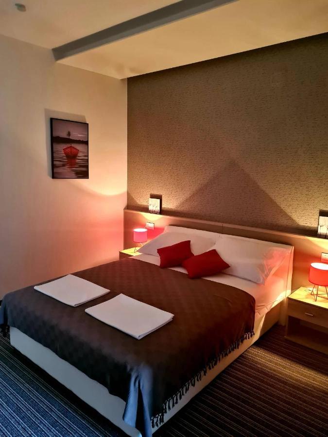 Bonitos, Sobe-Rooms Slavonski Brod Exterior foto