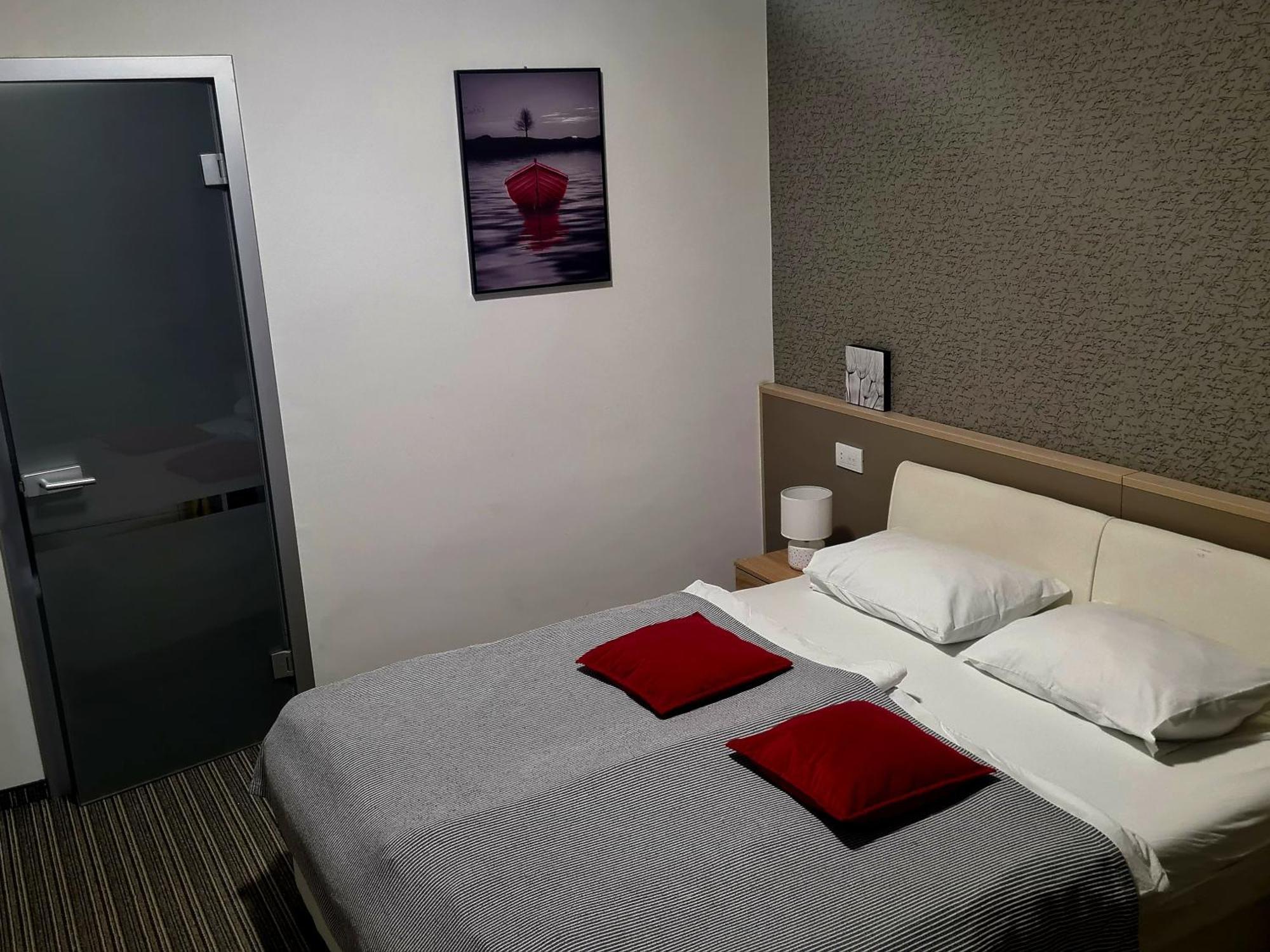 Bonitos, Sobe-Rooms Slavonski Brod Quarto foto